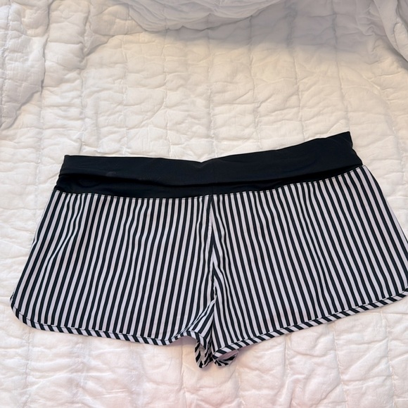 Roxy Black & White Board Shorts - Picture 2 of 3